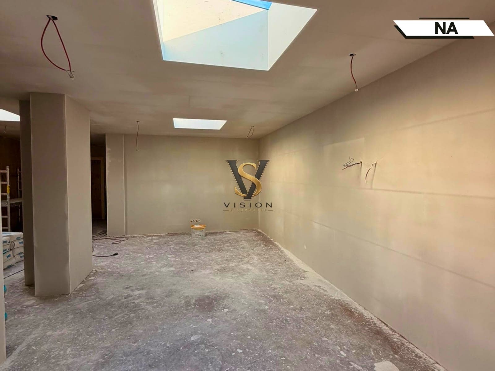 Aanbouw met daklicht: wanden en plafond in één traject — na het werk
