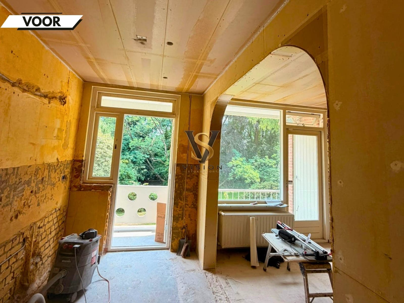 Vooroorlogse woning: wanden en boog in ere hersteld — voor het werk