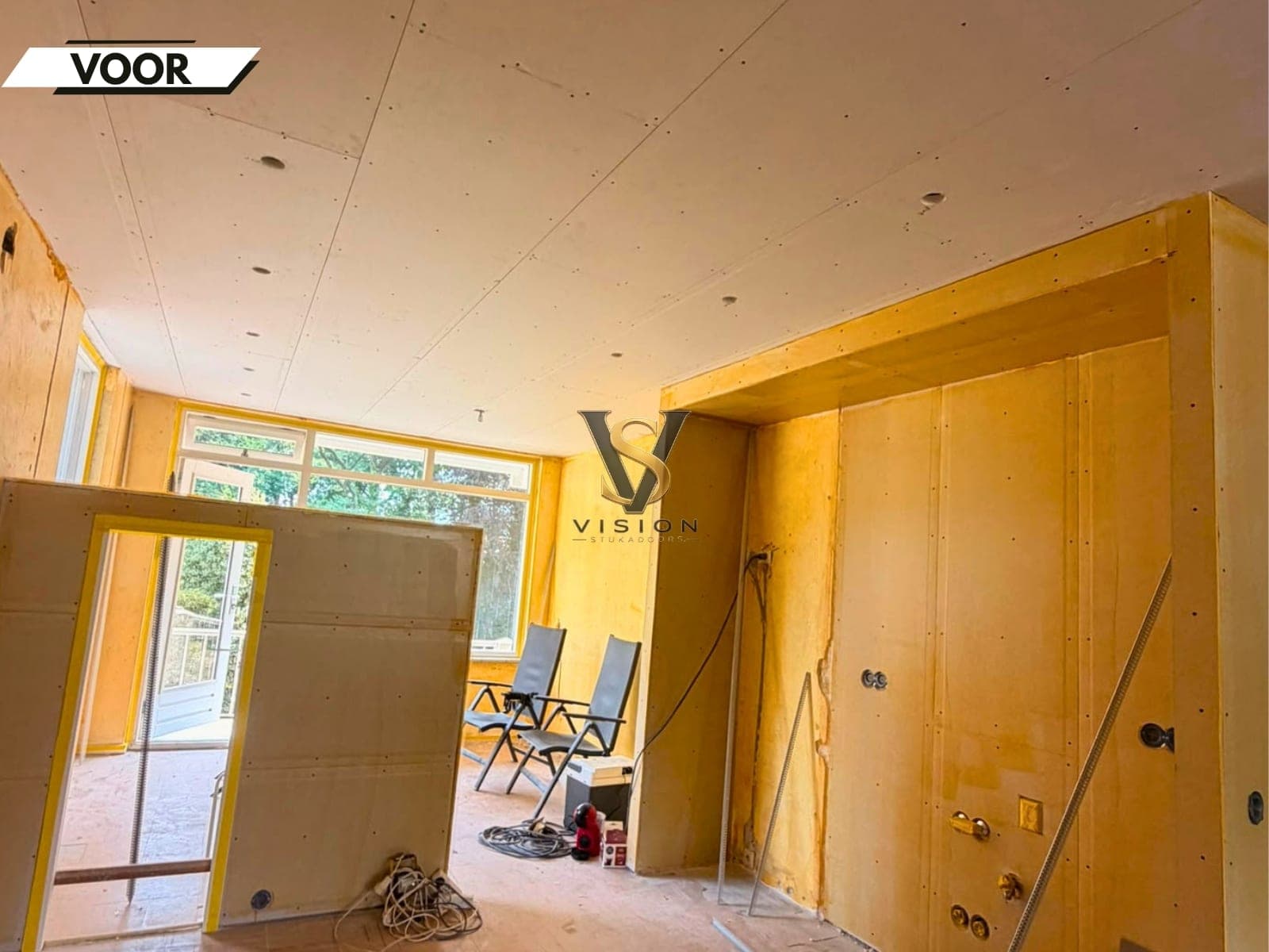 Woonkamer compleet: wanden en plafond in één keer — voor het werk